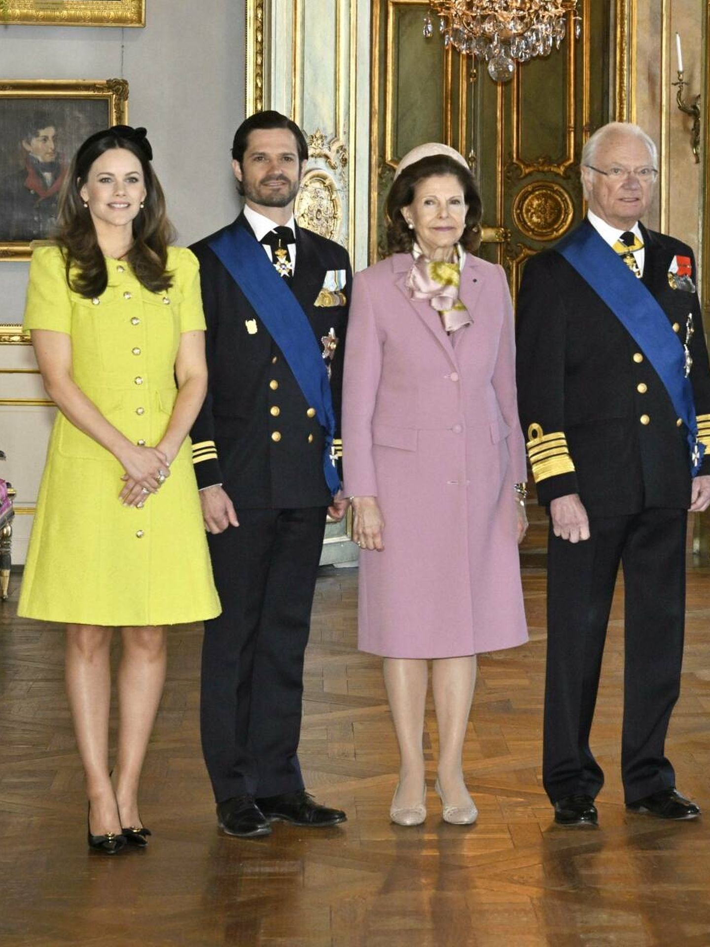  Los reyes de Suecia junto a Carlos Felipe y Sofía. (Gtres)