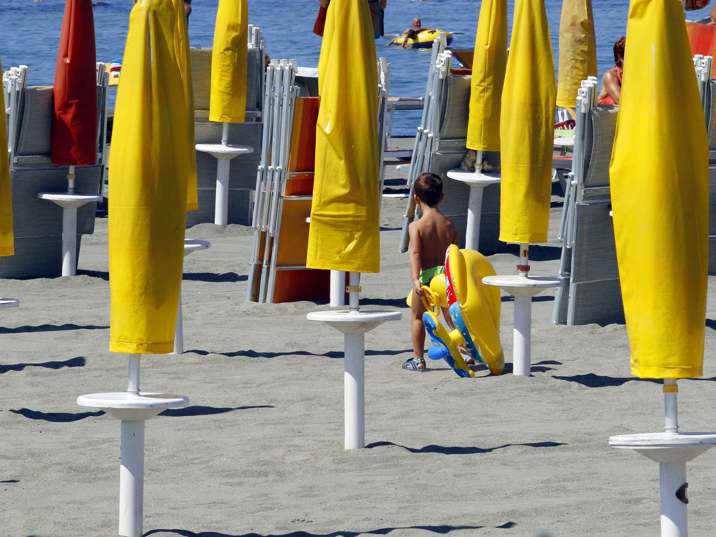 Un niño en un día de verano en una playa en Ostia, cerca de Roma. (Reuters)