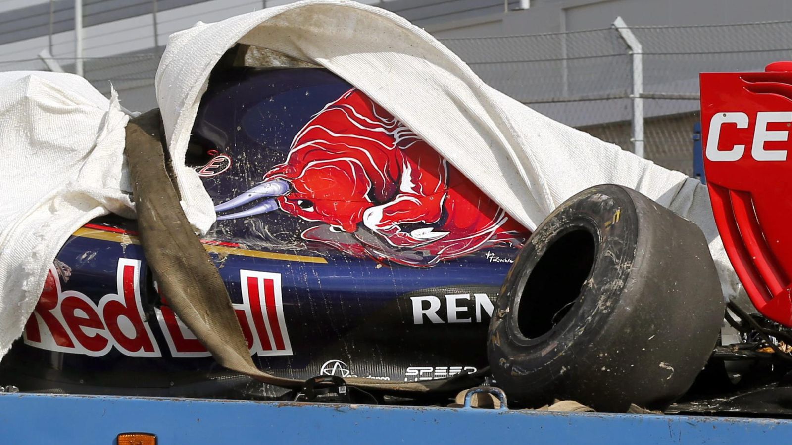 Foto: Imagen del coche tras el violento accidente sufrido por Carlos Sainz (EFE)