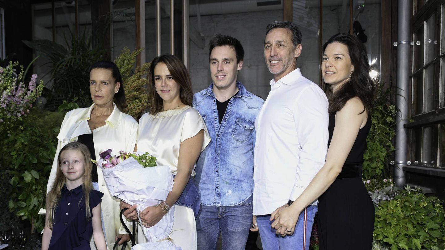 Estefanía de Mónaco, junto a Daniel Ducruet y su actual pareja, durante la presentación de la colección de ropa de Pauline. (Getty)