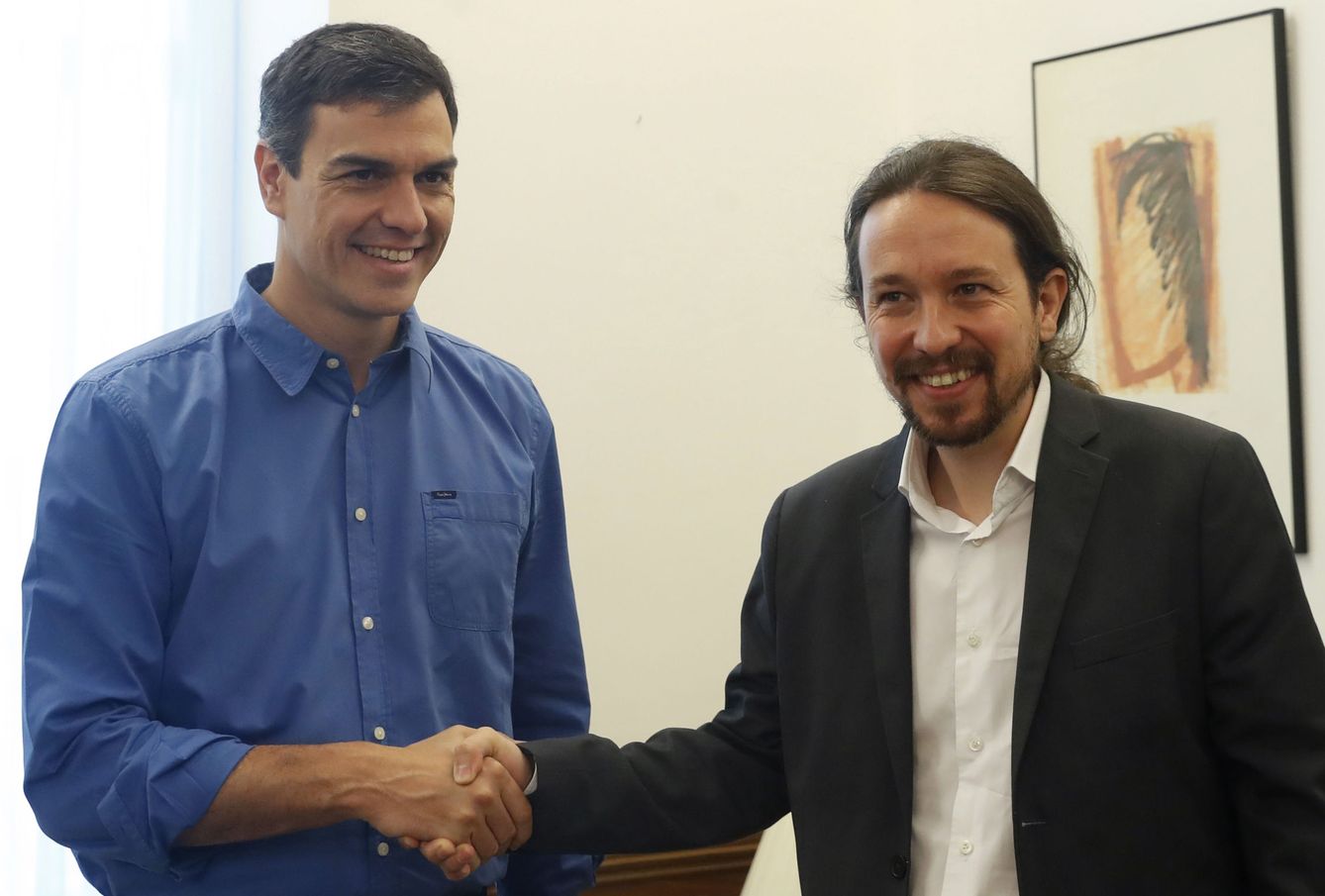 Los secretarios generales del PSOE, Pedro Sánchez (i), y de Podemos, Pablo Iglesias, se saludan antes de mantener en el Congreso (EFE)