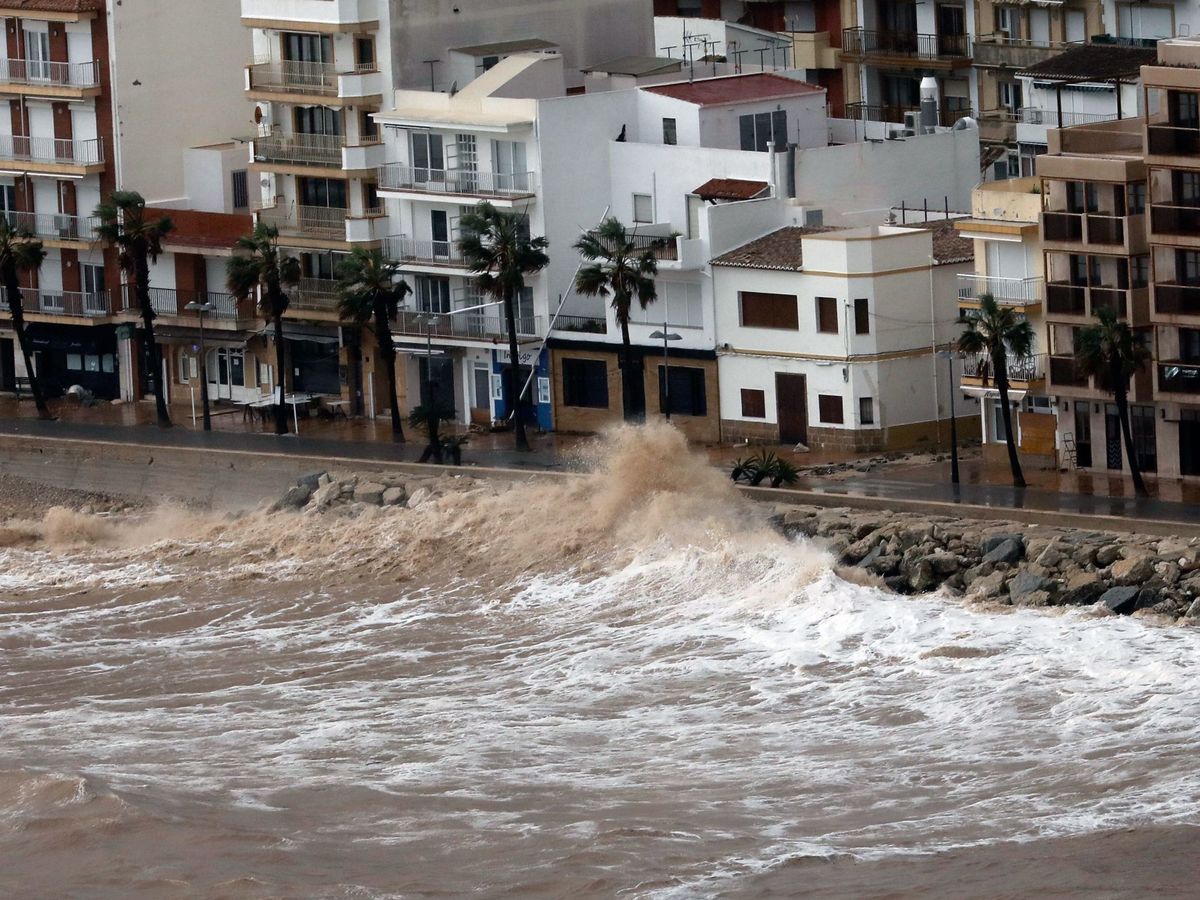 Foto: Oleaje contra edificios en Xàbia (Jávea) por el temporal Gloria tras 'devorar' la playa. (EFE)