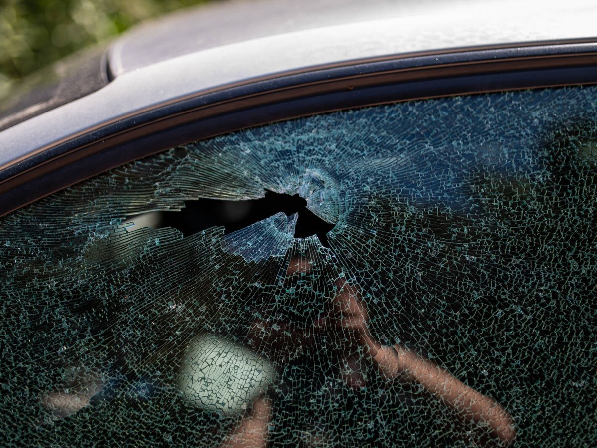 Foto: Ventilla del coche que fue tiroteado en Salou. (Europa Press/Laia Solanellas))