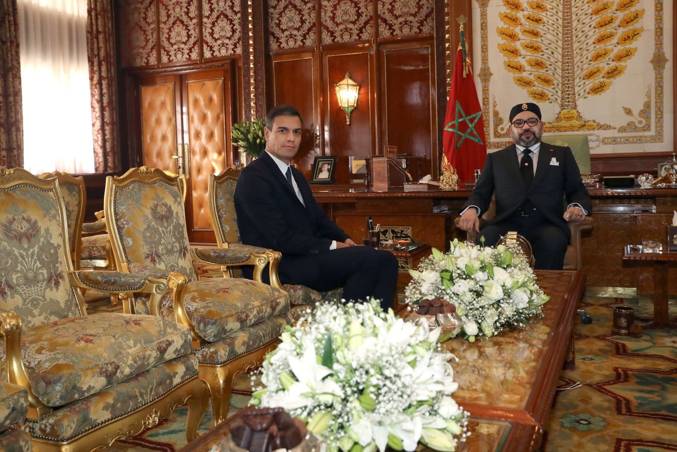 El presidente del Gobierno español, Pedro Sánchez (i), y Mohamed VI de Marruecos. (EFE/Ballesteros)