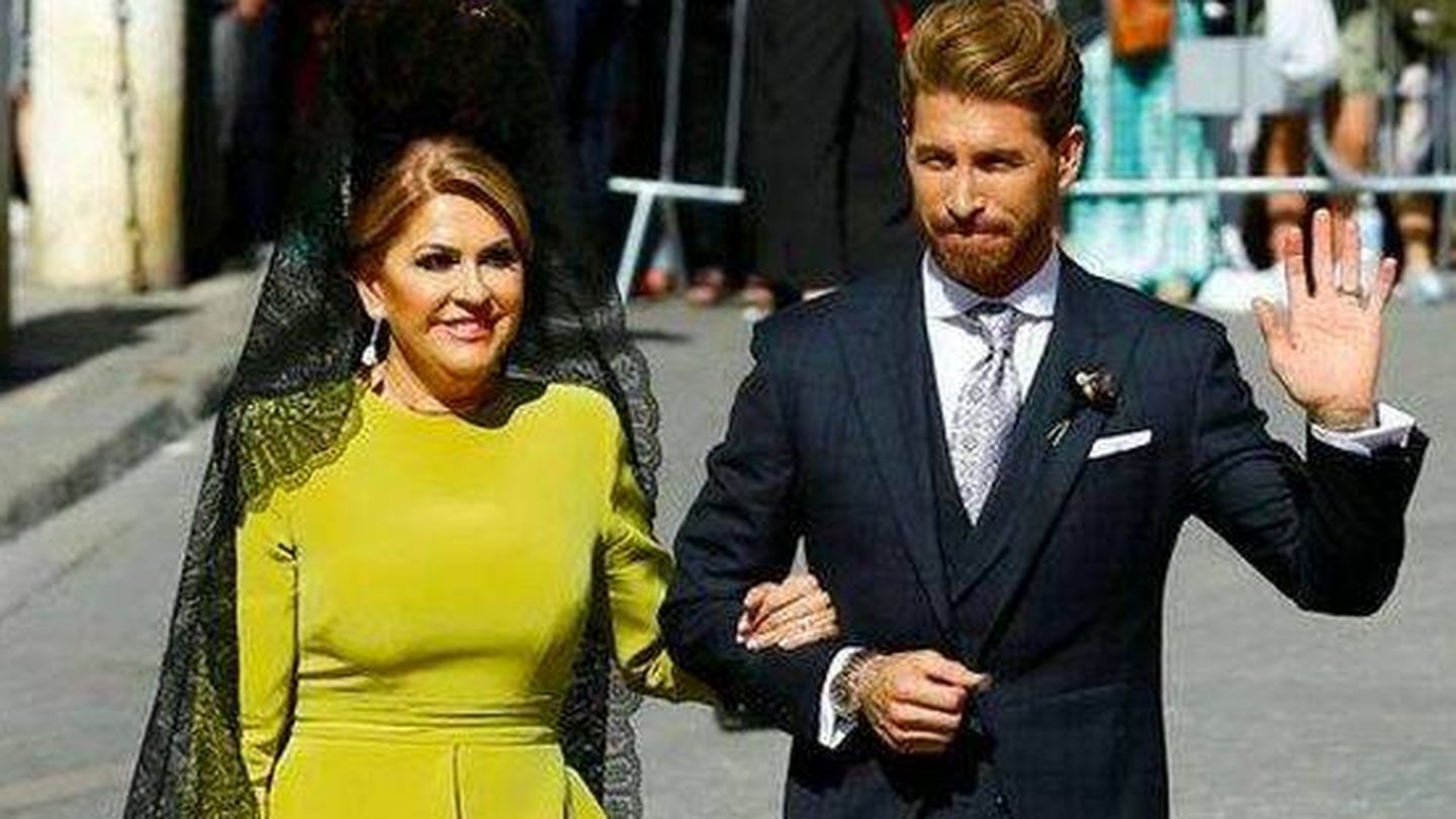  Sergio Ramos junto a su madre, Paqui García, el día de su boda. (Reuters)