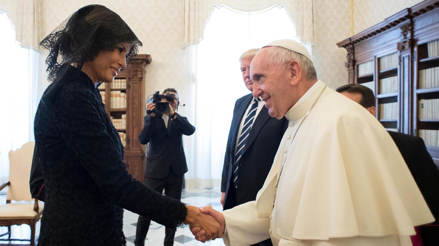 Melania Trump saluda al papa Francisco durante una audiencia privada en 2017. (EFE/Osservatore Romano)