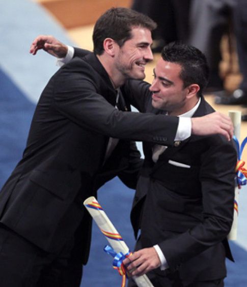 Foto: Don Felipe ensalza los valores de "amistad" y "juego limpio" en Iker Casillas y Xavi