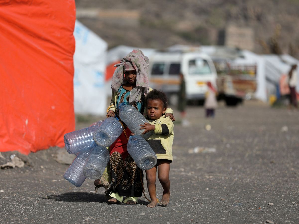 Foto: Niños transportan botellas en un campo de refugiados cerca de Saná, Yemen. (Reuters/Khaled Abdullah)