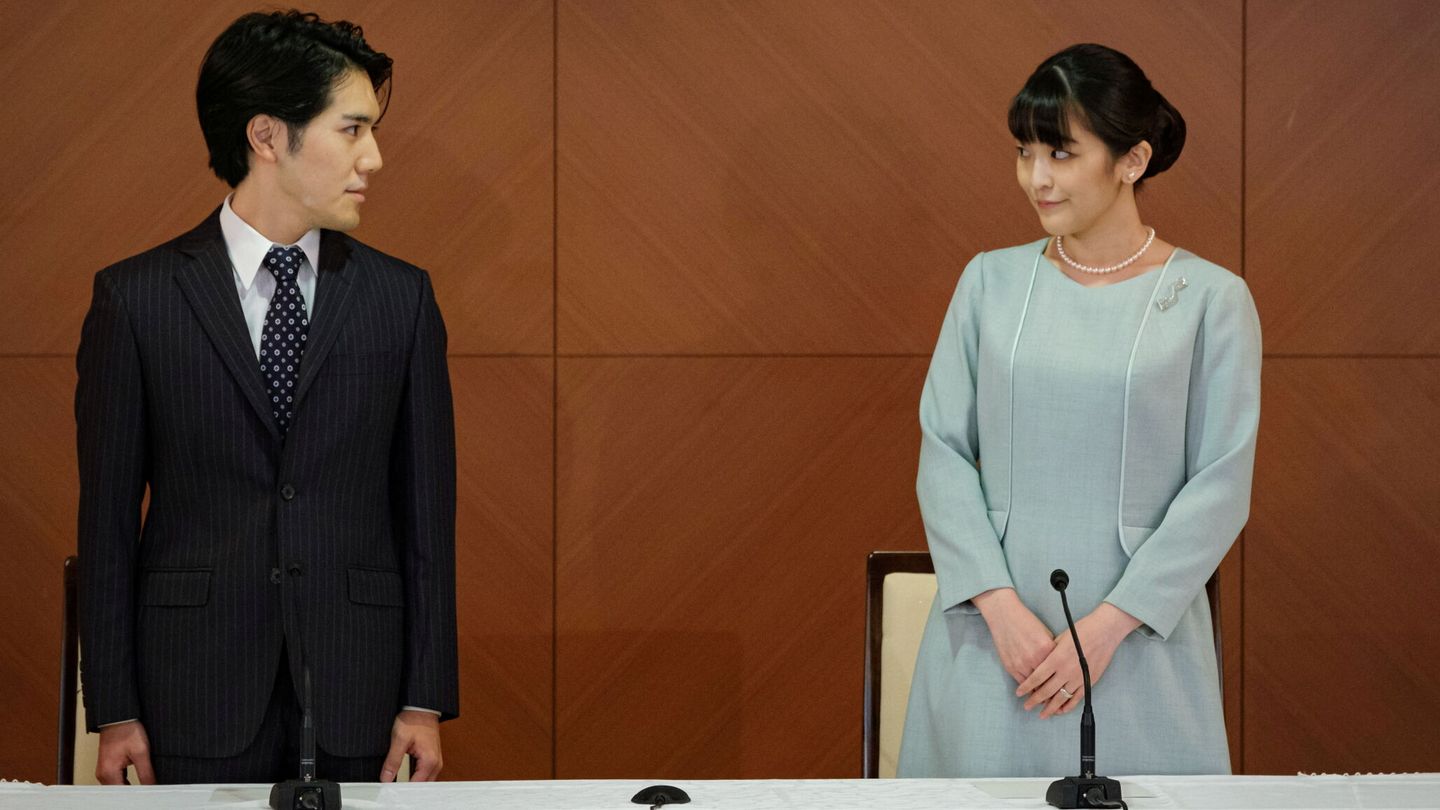 Mako de Japón y su marido, en la conferencia de prensa tras su matrimonio civil. (Reuters/Pool/Nicolas Datiche)