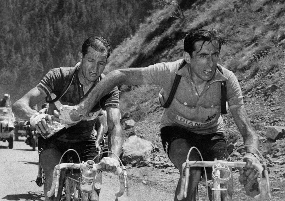 Foto: Gino Bartali y Fausto Coppi comparten agua en la ascensión al Alpe d 'Huez, en el Tour de 1952, que lideraba Coppi (en primer término). (CARLO MARTINI)