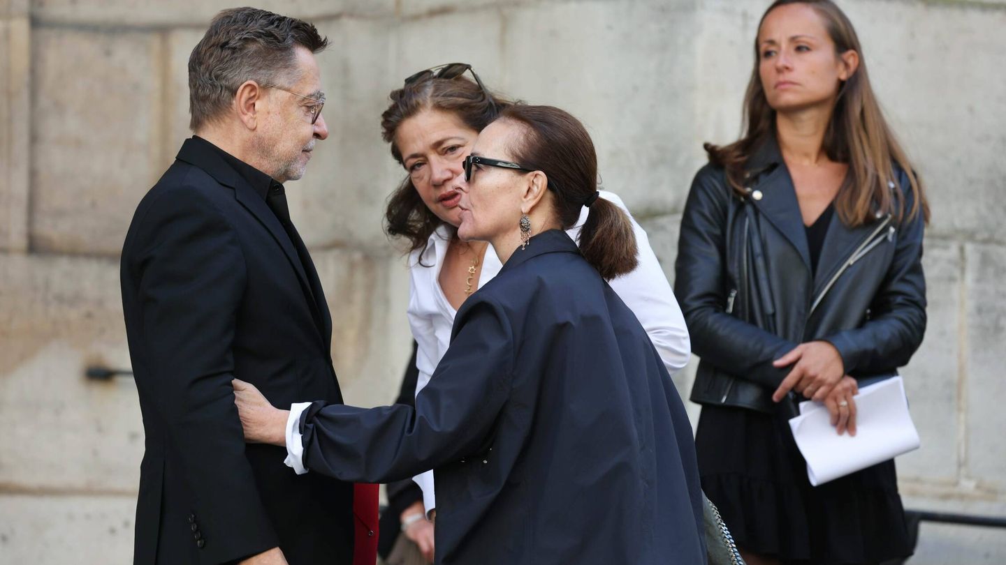 Carole Bouquet, en su llegada a la iglesia de París. (CP)