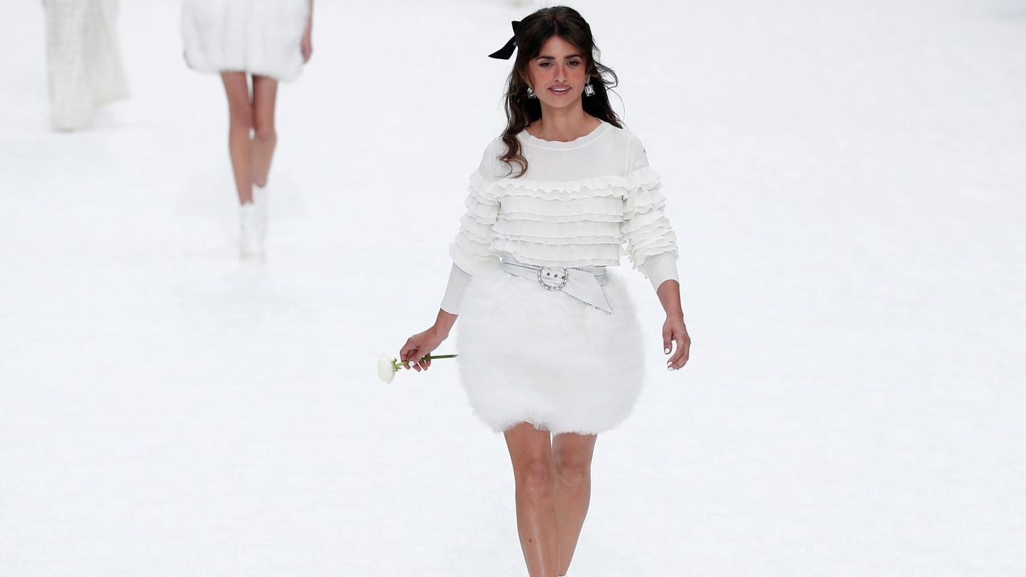 Penelope Cruz rinde tributo al fallecido diseñador Karl Lagerfeld mientras luce una creación de su última colección otoño invierno 2019-2020 para Chanel. (EFE)