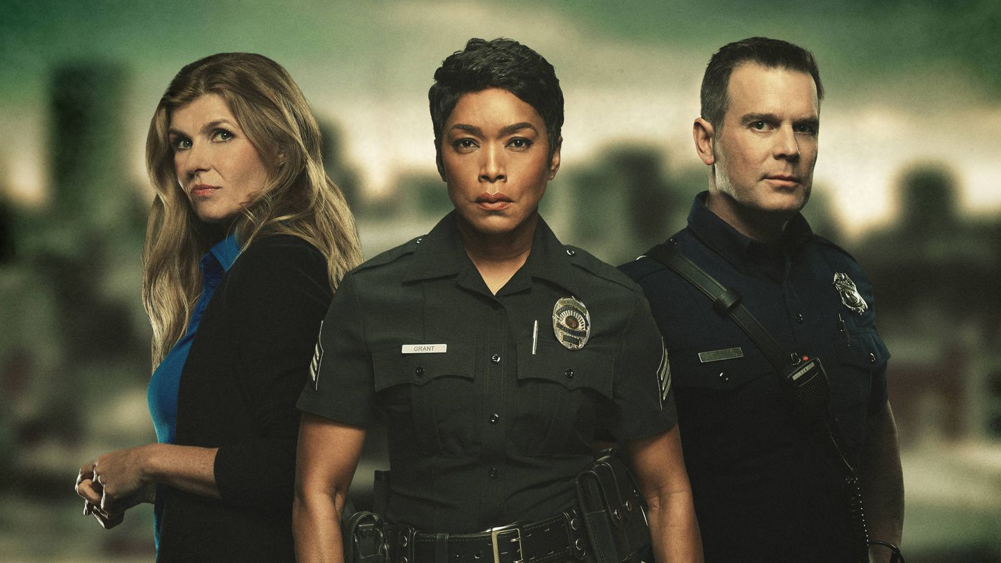 Connie Britton, Angela Bassett y Peter Krause, protagonistas de '911'. (FOX)