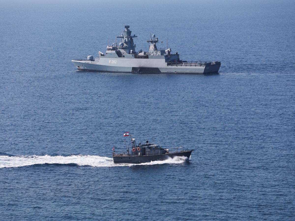 Foto: Un buque de la ONU y una patrulla libanesa en el Mar Mediterráneo en el momento de la firma del acuerdo (Reuters/Aziz Taher)