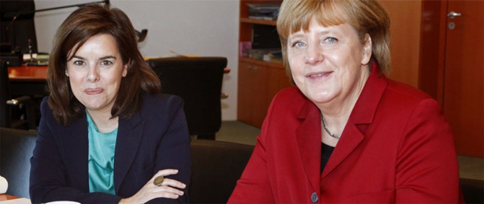Foto: Rajoy envía por delante a la “muy capaz” Sáenz de Santamaría para vender a Merkel sus reformas
