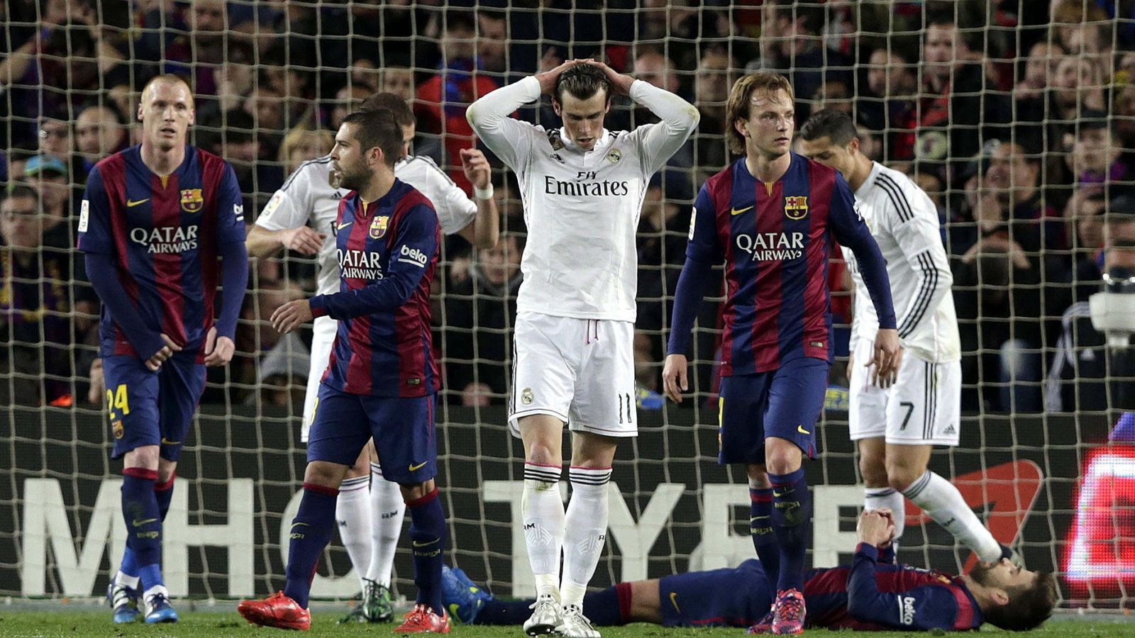 Foto: Gareth Bale se lamenta tras su fallo en el Camp Nou.