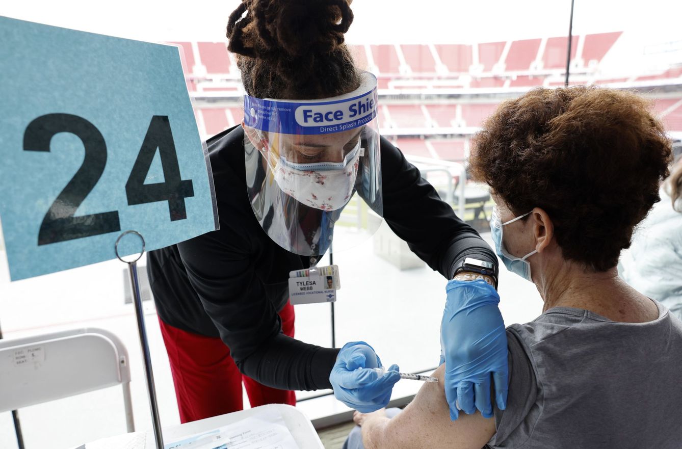 Una trabajadora sanitaria administra una vacuna en Atlanta. (Foto: EFE)