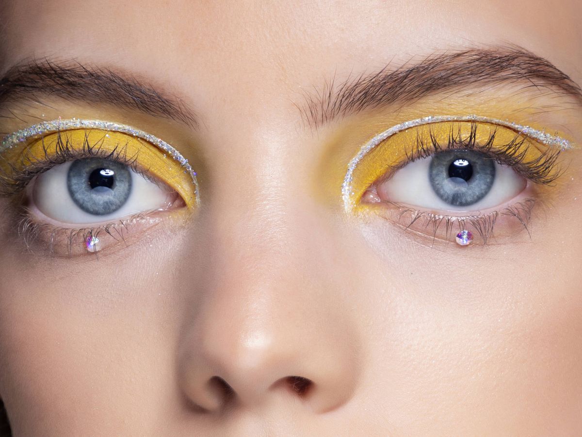Foto: Maquillaje de ojos amarillo y gris de Anna Sui en la temporada S21. (Imaxtree)