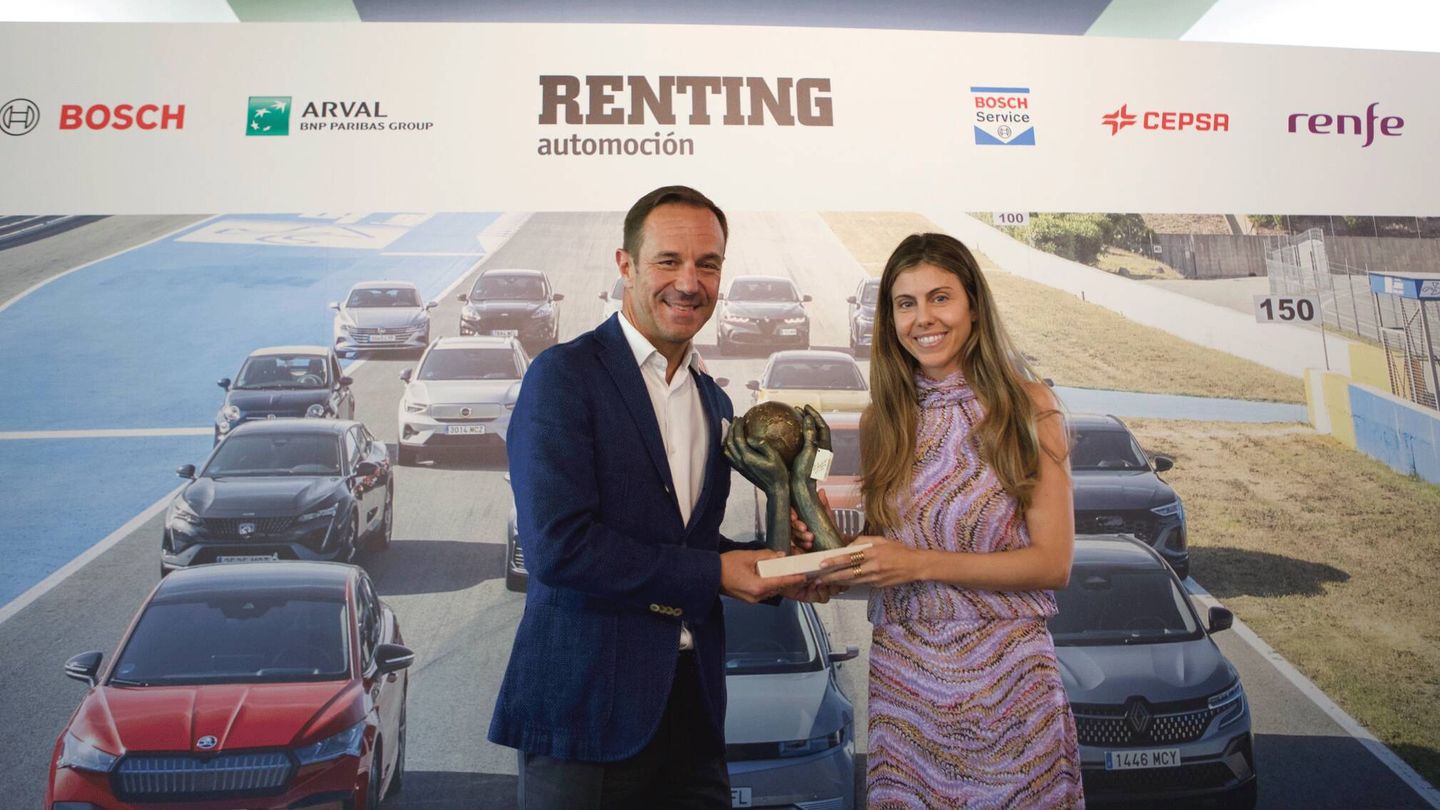 Laura Menéndez entrega el premio a Sébastien Guigues, director general de Renault y Alpine Iberia.