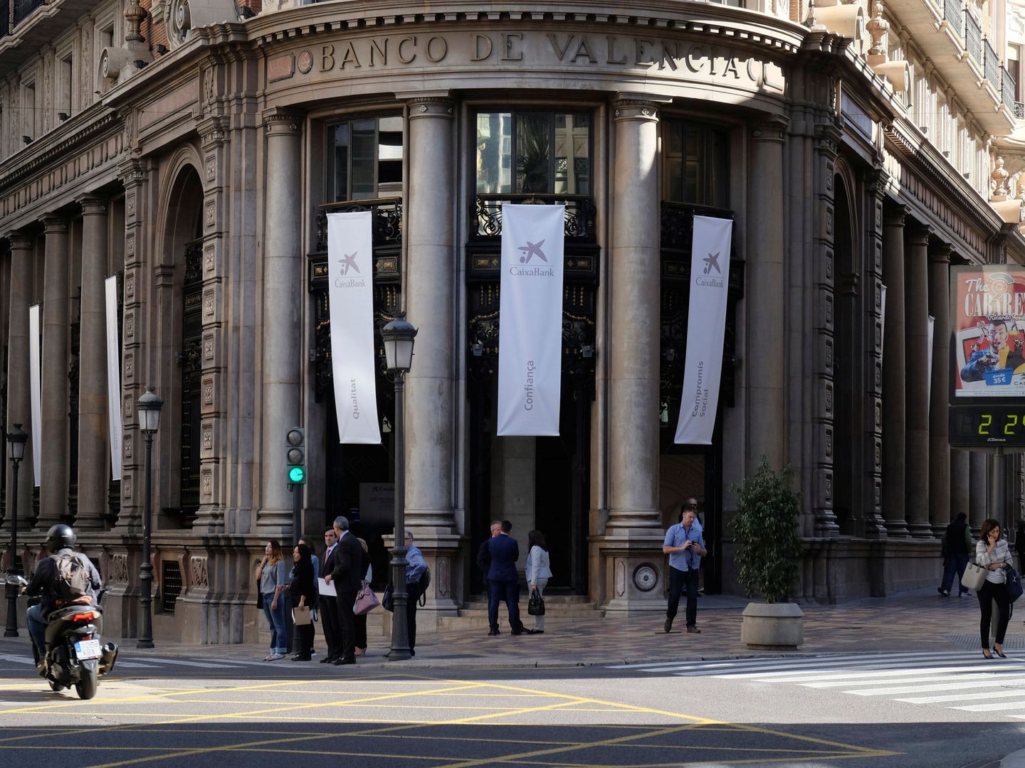 El antiguo edificio del Banco de Valencia, engalanado con la cartelería de CaixaBank. (Reuters)