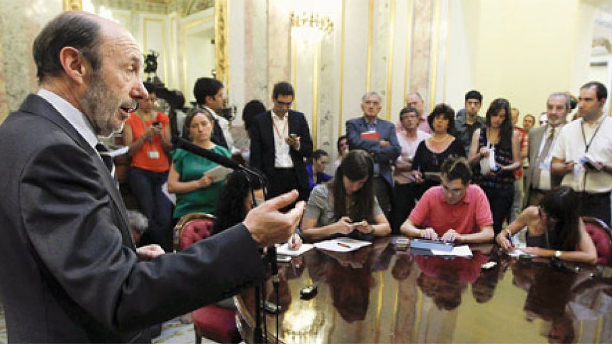 Rubalcaba claudica ante Rajoy y Chacón para sobrevivir al frente del PSOE