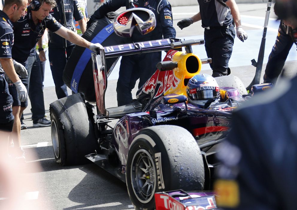 Foto: Sebastian Vettel al llegar a boxes con la rueda trasera derecha pinchada.