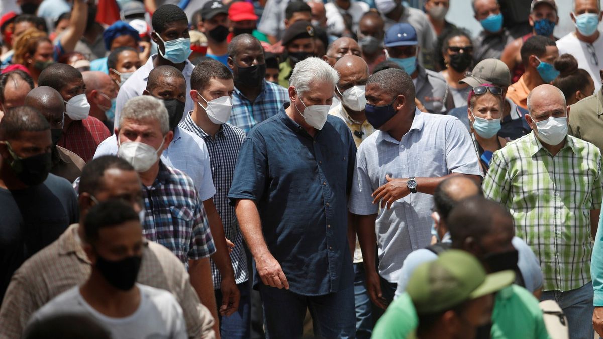 Miles de cubanos toman las calles al grito de "libertad" y Díaz-Canel llama al "combate"