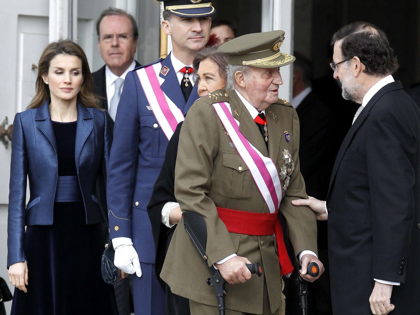 La familia real, con Mariano Rajoy. En segundo plano, Alfonso Sanz. (EFE)