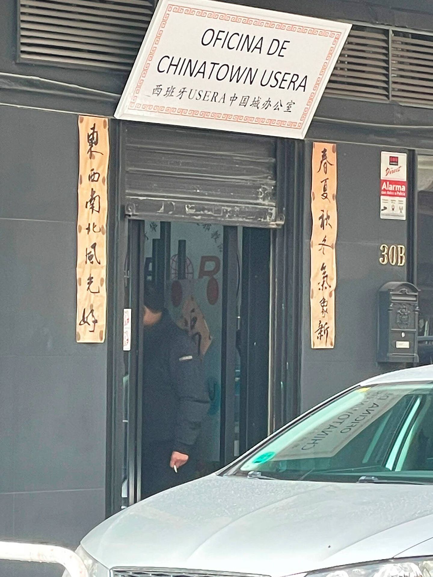 Entrada a la oficina del Chinatown de Usera. (A. V.)
