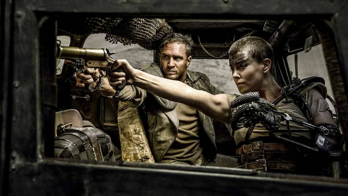 El director de 'Mad Max: furia en la carretera' rompe su silencio sobre la enemistad de Tom Hardy y Charlize Theron