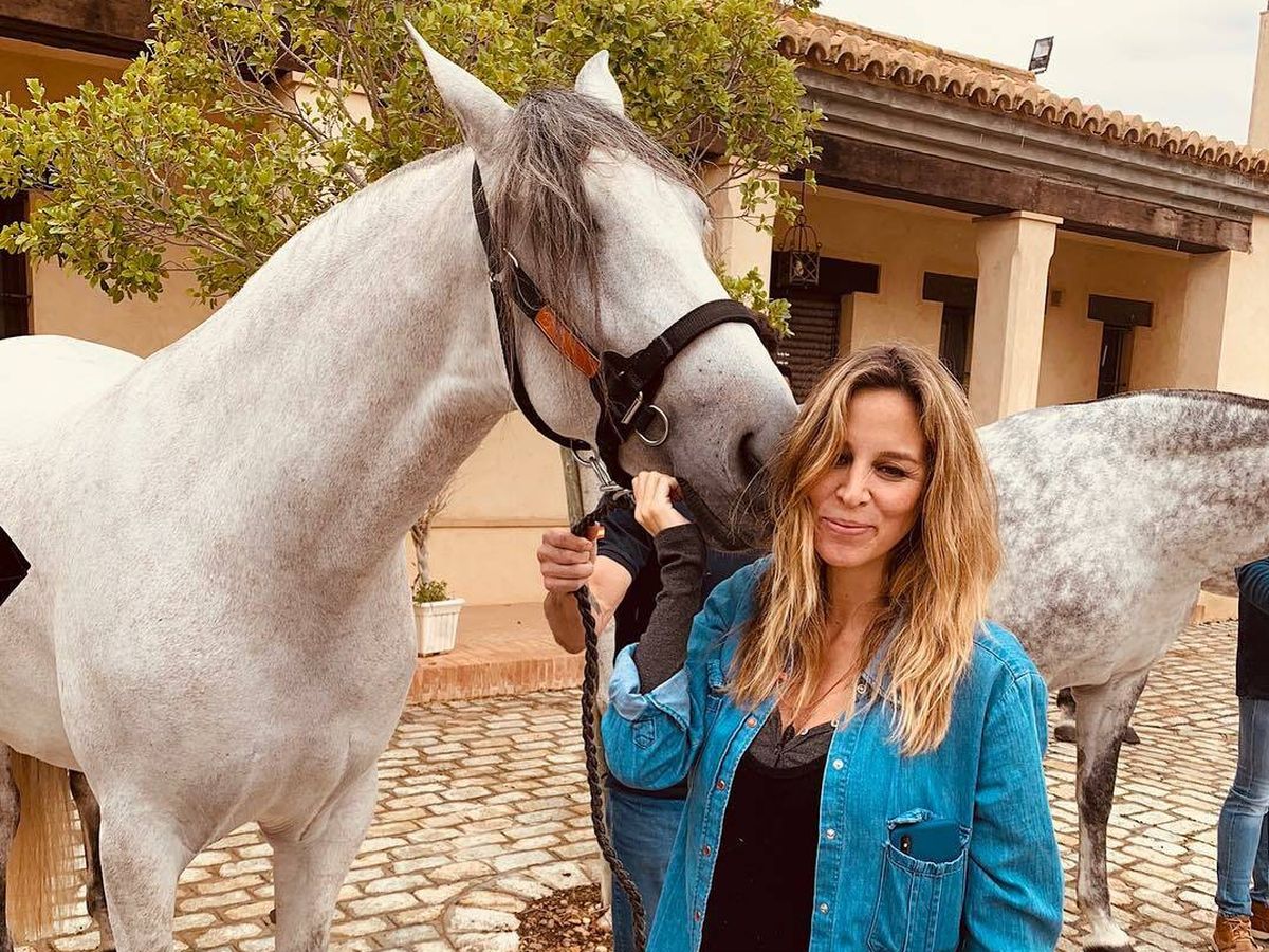 Foto: Alejandra Gere disfruta de un momento entre caballos. (Instagram/@alejandragere)