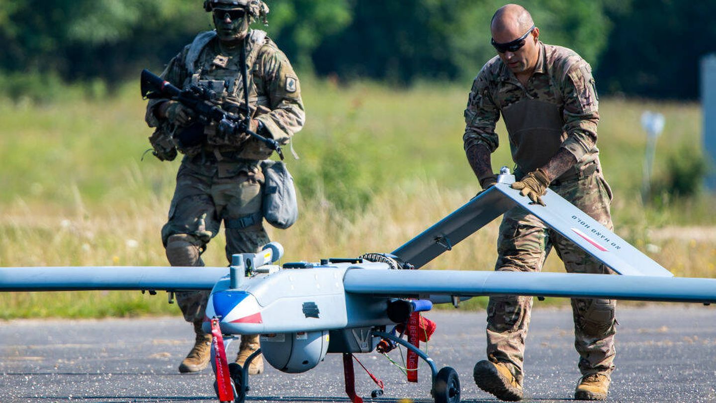 Tropas estadounidenses acompañan un dron militar durante un ejercicio de prueba. (Getty)