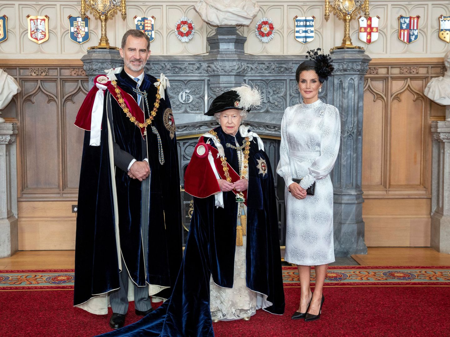 Los reyes Felipe y Letizia, con la reina Isabel el pasado junio. (Reuters)