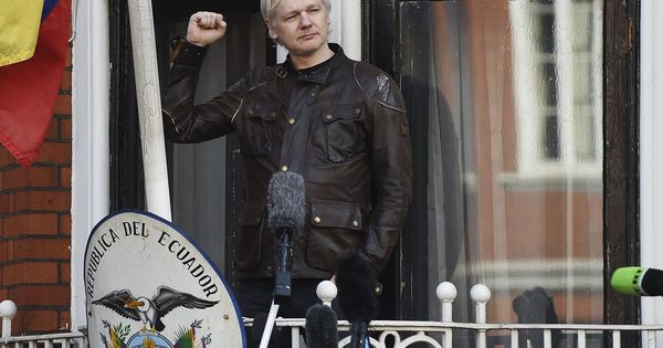 Foto: El fundador de WikiLeaks, Julian Assange, en el balcón de la embajada ecuatoriana en Londres. (EFE)
