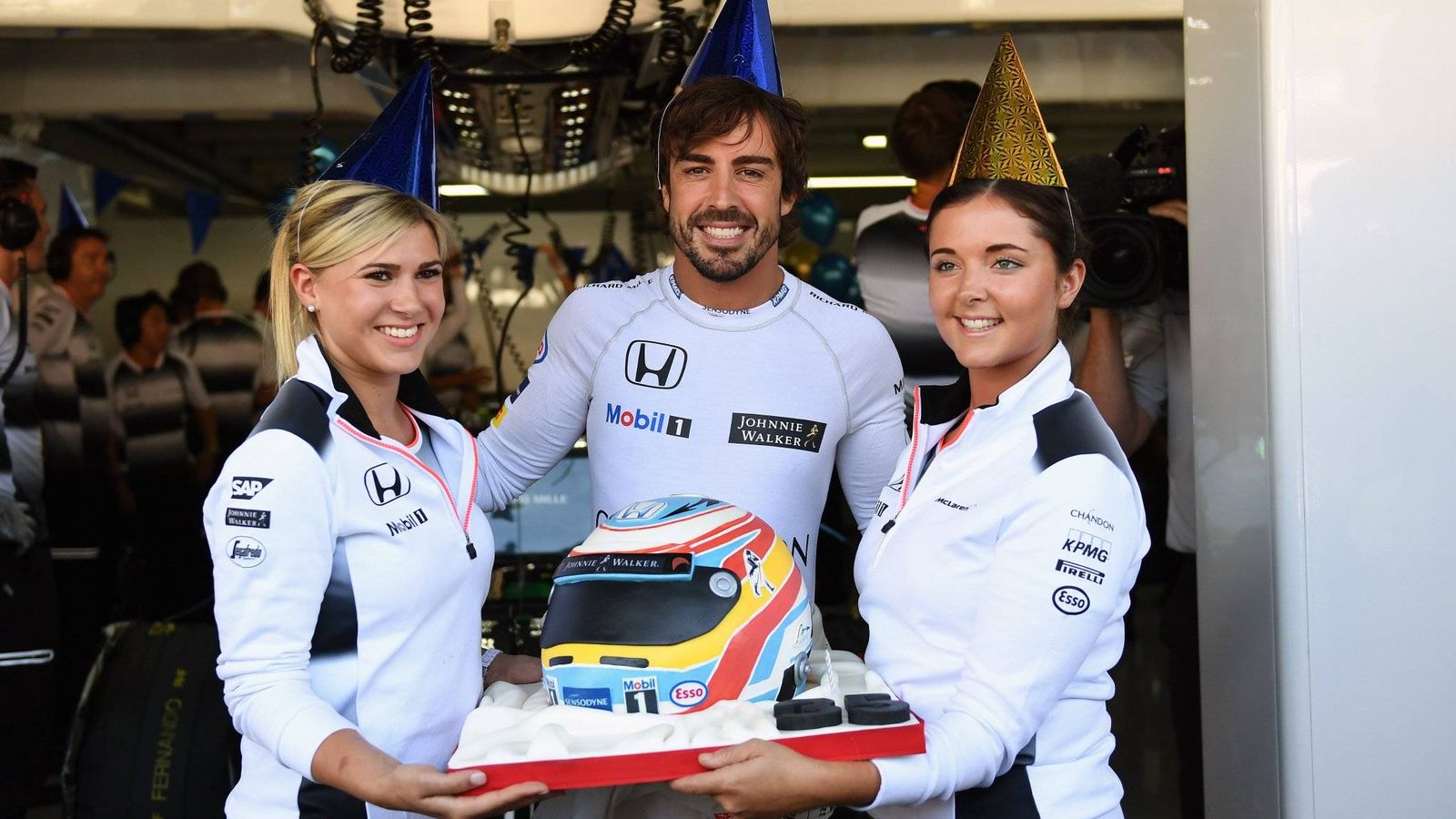 Foto: Alonso con la última 'novedad' en su box de McLaren.