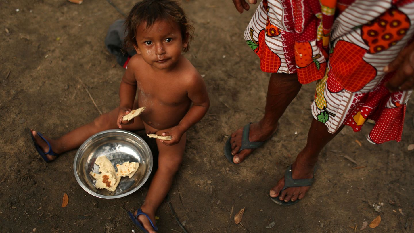 Un niño de la etnia warao, en el delta del Orinoco. (Reuters/B. Kelly)