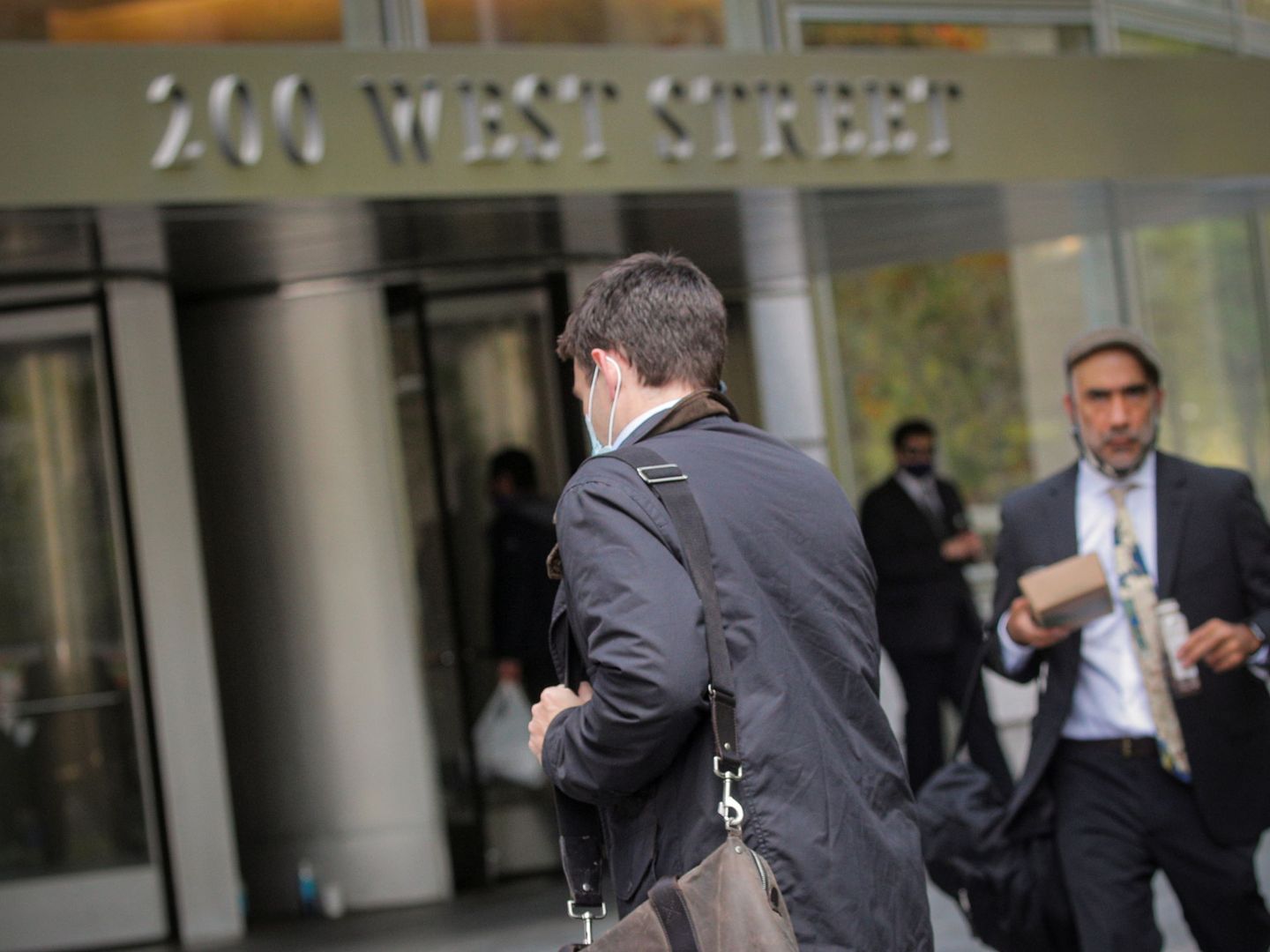 Trabajadores frente a las oficinas de Goldman Sachs en Nueva York. (Reuters)