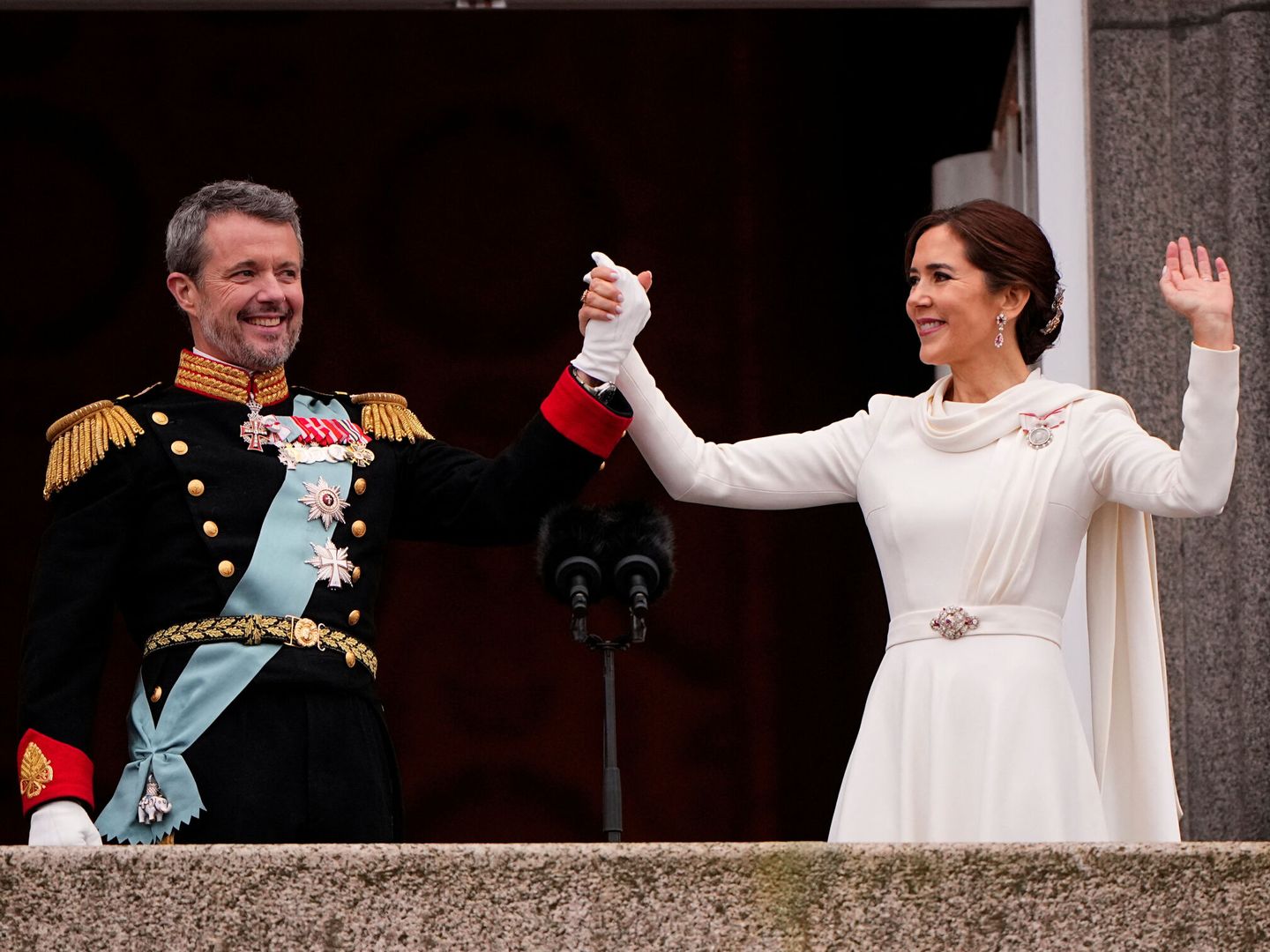 Los reyes Federico y Mary saludan desde el balcón de Christiansborg. (Reuters)