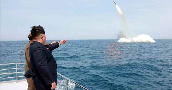 Foto: El líder norcoreano Kim Jong-un asiste a una prueba con misiles balísticos submarinos cerca de Sinpo, en la costa noroeste del país, en mayo de 2015. (EFE)