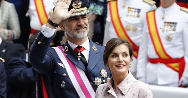 Foto: El rey Felipe y la Reina Letizia en el Día de las Fuerzas Armadas en Logroño. (EFE)