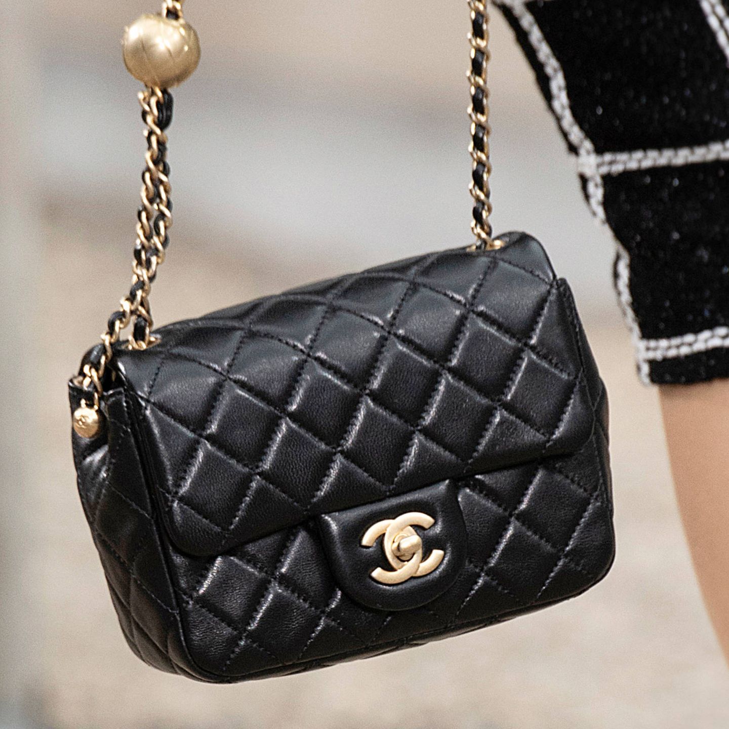El emblemático bolso 2.55 de Chanel, en el último desfile de la maison. (Cortesía)