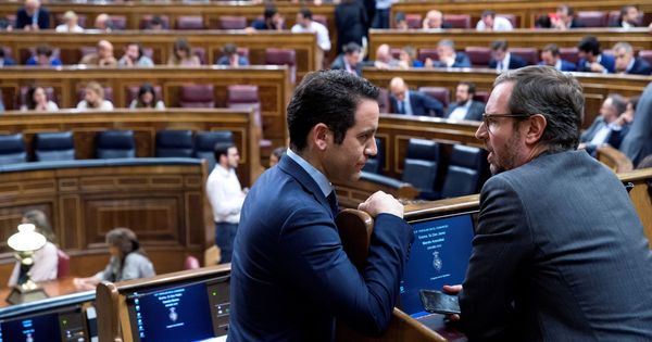 Foto: El secretario general del PP, Teodoro García Egea (i), conversa con Javier Maroto en el Congreso. (EFE)
