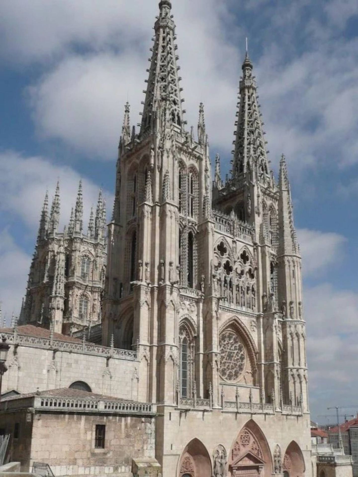 Descubre las catedrales de España, en la imagen la catedral de Burgos. (Instagram/@infoturburgos)