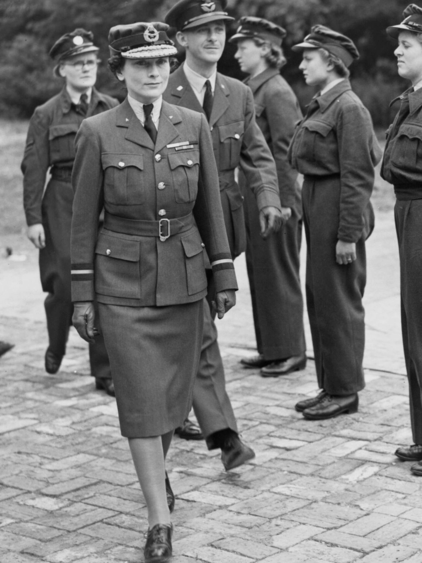 La princesa Alice inspecciona a las miembros de una unidad de globos de defensa antiaérea en 1942 en Londres. (Getty)