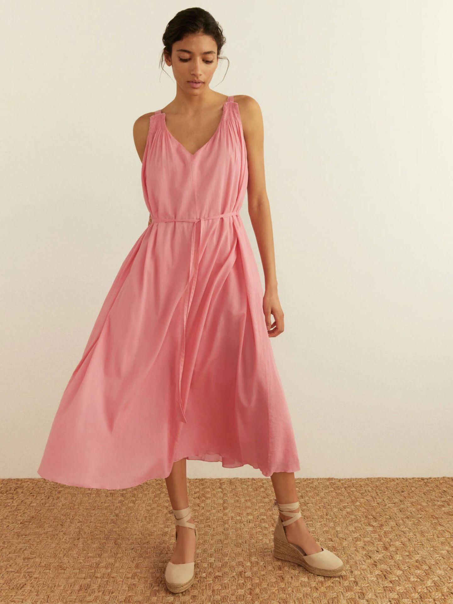 Vestido rosa con tirantes, a la venta en El Corte Inglés. (Cortesía)