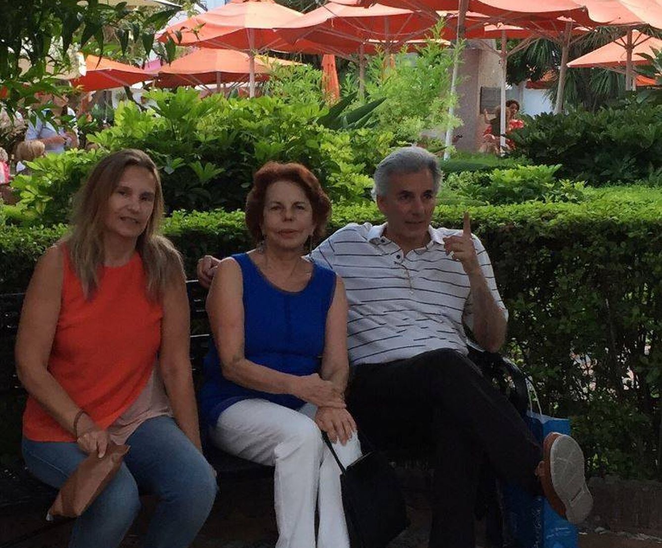 Patricia Llosa con su hijo Álvaro y su nuera Susana Abad