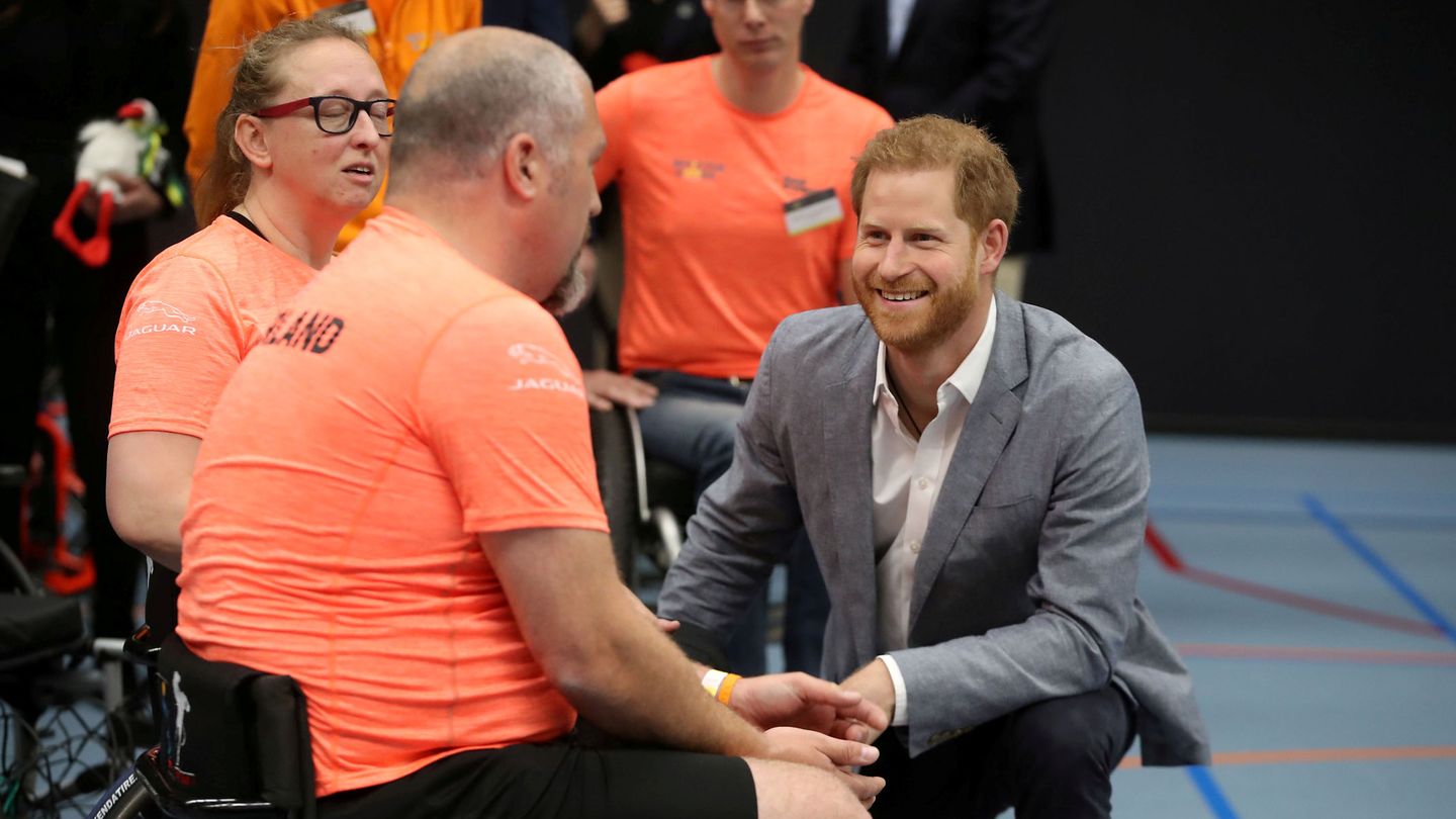 El príncipe Harry, con competidores de los Juegos Invictus. (Reuters)
