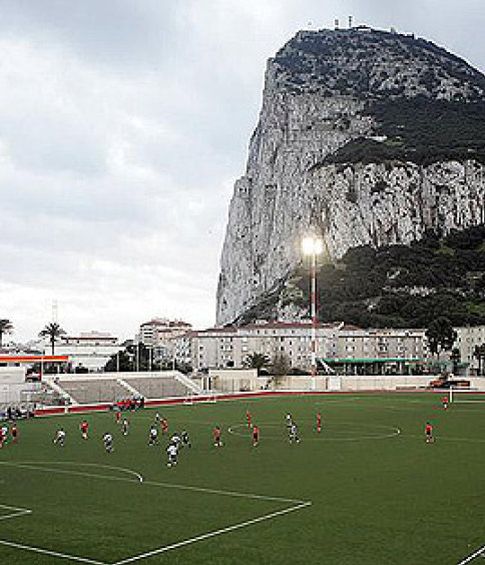 Foto: UEFA aprueba a Gibraltar como miembro oficial pero evitará los cruces con España