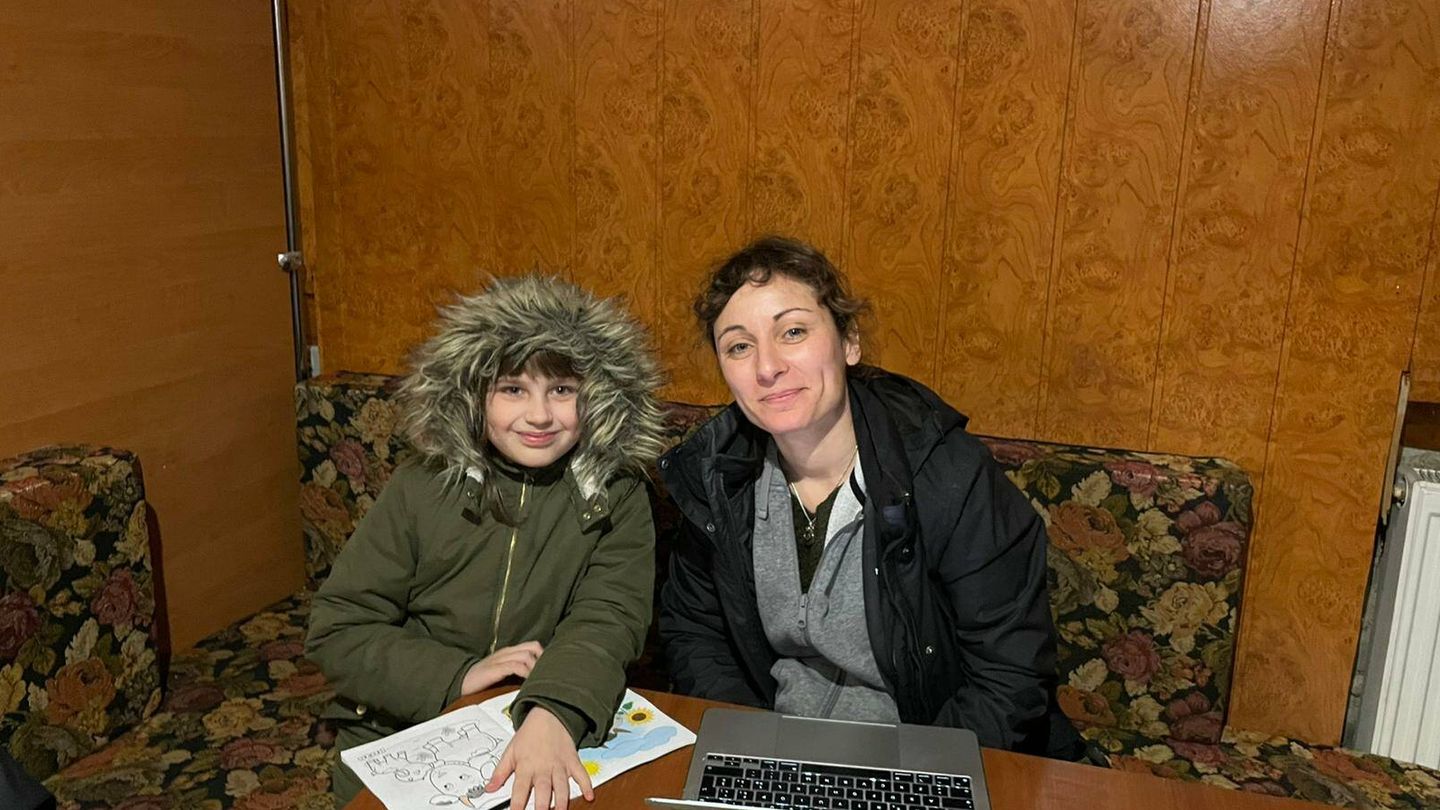 Irene Savio, con una niña ucraniana y su ordenador. 