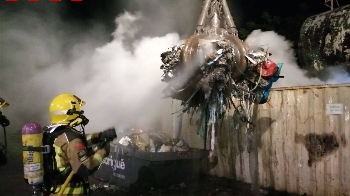 Veinticuatro dotaciones de bomberos trabajan en el incendio de nave en Girona